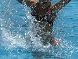 Niña salpicando agua